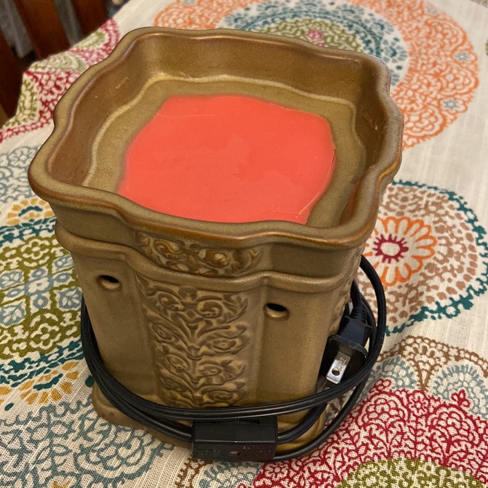 Scentsy Inc candle warmer. (Wax candle)